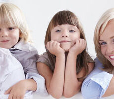 Familia feliz y despreocupada pues tienen un seguro de vida