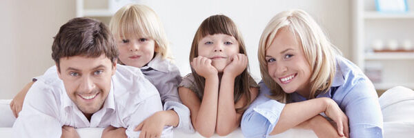 Seguro de vida: protege a tu familia, tus estudios, tus deudas y tu herencia Familia feliz y despreocupada pues tienen un seguro de vida