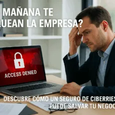 Empresario preocupado frente a un ordenador bloqueado con mensaje de acceso denegado, representando un ciberataque en una pyme.