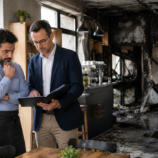 ¿Tu negocio podría sobrevivir varios meses cerrado? Seguros para garantizar la continuidad de autónomos y pymes propietario de una pyme en Palma de Mallorca revisando la continuidad de su negocio tras un siniestro